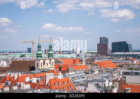 Wien, Österreich - 28. Juni 2019: Blick auf Wien vom Stephansdom Südturm. Stockfoto