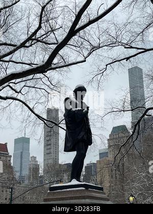 Shakespeare überlebt die Jahreszeiten, umgeben von der weißen Schönheit des Winters in der Mall Stockfoto