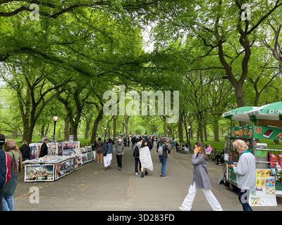 The Mall, Central Park NYC – eine majestätische Promenade gesäumt von Bäumen, die durch die wechselnden Jahreszeiten vor Schönheit erstrahlt. Stockfoto
