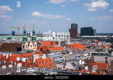 Wien, Österreich - 28. Juni 2019: Blick auf Wien vom Stephansdom Südturm. Stockfoto