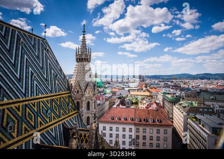 Wien, Österreich - 28. Juni 2019: Blick auf Wien vom Stephansdom Südturm. Stockfoto