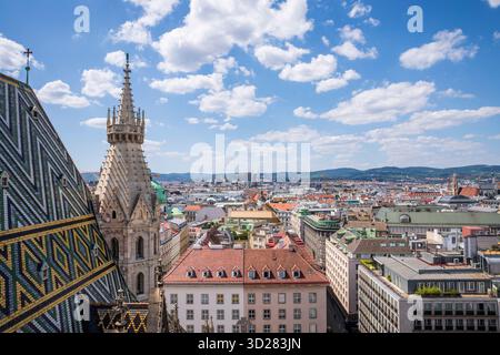 Wien, Österreich - 28. Juni 2019: Blick auf Wien vom Stephansdom Südturm. Stockfoto