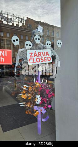 Gruselige Halloween-Totenkopfdekoration und „Push“- und „Closed“-Schild in einem Schaufenster in Budapest, Ungarn Stockfoto