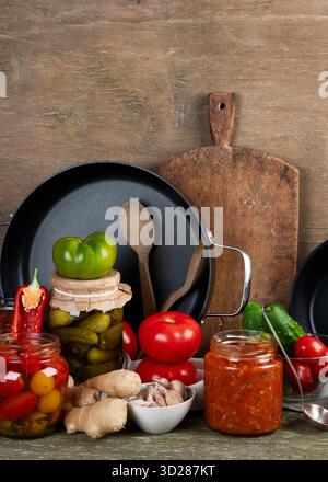 Konserviertes Gemüse in Glasgläsern auf hölzernem Hintergrund. Das Konzept der Konservenkost. Stockfoto