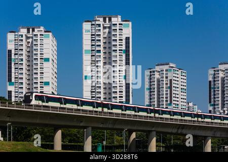 Vertikale Gebäudefassade mit Sonnenkollektor, in westlicher Richtung für maximale Lichtabsorption zur Versorgung des Wohnhauses mit elektrischer Energie. Singapur. Stockfoto