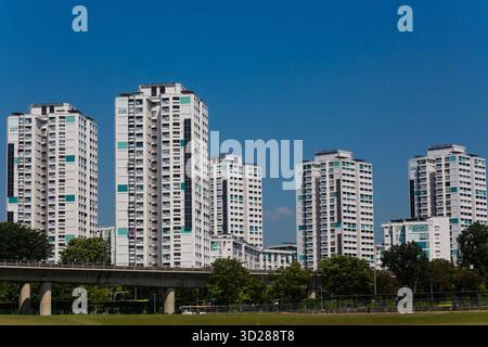 Vertikales Solarmodul, das an den HDB-Gebäuden im Außenbereich installiert ist und nach Westen zeigt, um die volle Lichtabsorption zur Stromversorgung der Grundstücke in Singapur zu gewährleisten. Stockfoto