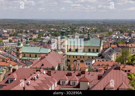 Przemysl, Polen - 1. Mai 2025: Aus der Vogelperspektive vom Ostturm des Schlosses Przemysl auf die Stadt mit der Kathedrale des Heiligen Johannes des Täufers Stockfoto
