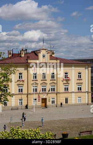 Przemysl, Polen - 1. Mai 2025: Rathaus aus der Neorenaissance, Sitz der Gemeindeverwaltung. Es liegt am Marktplatz. Wappen oben Stockfoto