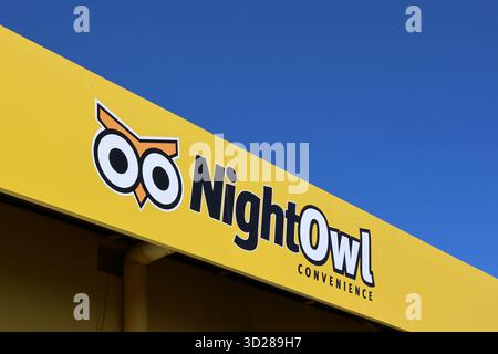 Gladstone, Queensland, Australien - 22. Juni 2025: Außenschilder eines NightOwl-Geschäfts vor klarem blauem Himmel Stockfoto