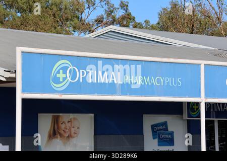 Gladstone, Queensland, Australien - 22. Juni 2025: Ladenwerbung für optimal Pharmacy Plus Chemist Stockfoto