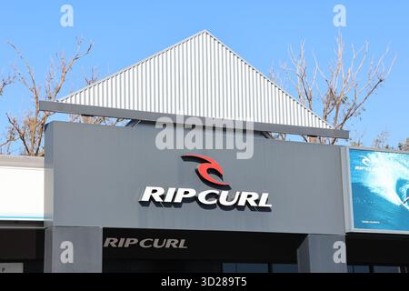 Gladstone, Queensland, Australien - 22. Juni 2025: Außenbeschilderung eines Surfgeschäfts von Rip Curl Stockfoto
