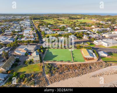 Blick aus der Vogelperspektive auf ein Bowlingfeld neben einem Sandstrand in einer Küstenstadt in Robe an der Kalksteinküste von South Australia Stockfoto