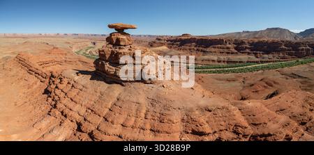 Panorama-Drohnenaufnahme der berühmten mexikanischen Hütte auf dem San Juan River in Utah Stockfoto