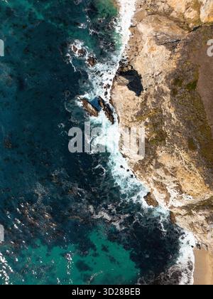 Vertikale Aufnahme der Westküste der USA mit Felsen und Meer in der Nähe der Bixby Creek Bridge Stockfoto
