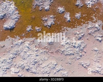 Blick aus der Vogelperspektive auf die weiße Salzkruste am Rand eines Sees in Robe an der Kalksteinküste von South Australia Stockfoto