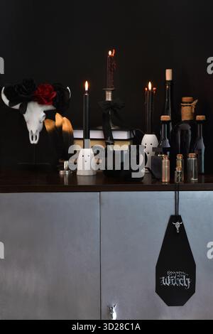 Modernes gotisches Stillleben im Halloween-Stil Stockfoto