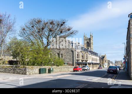 Thurso, Schottland, Vereinigtes Königreich - 20. April 2024: Tagesansicht der Princes Street mit Wohnhäusern in Thurso, Caithness, Schottland, Vereinigtes Königreich. Vogelnester sind Stockfoto