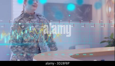 Getarnter Soldat, der hinter dem gekrümmten Rezeptionstresen im Büro steht, mit holografischen Datenüberlagerungen Stockfoto
