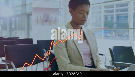 Analyse digitaler Liniendiagramme Geschäftsfrau, die den Tablet-Bildschirm in einer verglasten Lounge studiert Stockfoto