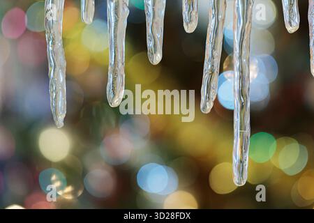 Weihnachtsdekoration Eis Eiszapfen und viele weihnachtslichter auf dem Baum Stockfoto