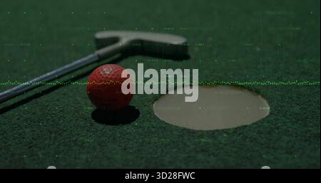 Roter Golfball, der auf dem Rasen in der Nähe des Putting Lochs sitzt, mit silbernem Putter, Datenwellenform, Kopierraum Stockfoto