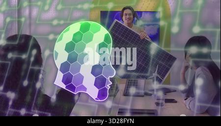Präsentierender Ingenieur mit Solarmodul, Team im Konferenzraum, mit Windenergieanlage Stockfoto