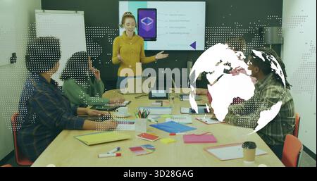 Frau in Senfpullover mit Gesten auf dem Bildschirm im Besprechungsraum, mit Laptops, Haftnotizen Stockfoto