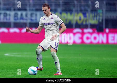 Pietro Comuzzo von ACF Fiorentina wurde 2025/26 während des Fußballspiels der Serie A zwischen dem FC Internazionale und ACF Fiorentina im San Siro Stadium in Aktion gesehen Stockfoto