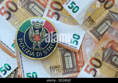 KIEW, UKRAINE - 6. SEPTEMBER 2025 Flicken der italienischen Staatspolizei auf großen Mengen von Euro-Geldscheine Nahaufnahme Stockfoto