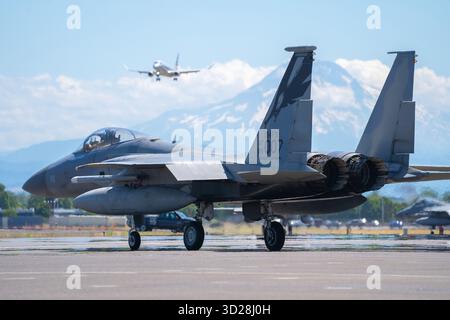 Ein F-15 Eagle von der 194th Fighter Squadron der California Air National Guard, bevor er im Juli von der Portland Air National Guard Base, Ore., abhebt Stockfoto