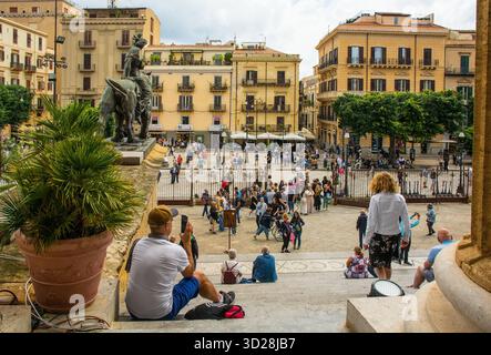 Palermo, Italien - 18. Mai 2025. Piazza Giuseppe Verdi, auch Piazza Massimo genannt, im Castellammare. Touristen sitzen auf den Stufen des Teatro Massimo Stockfoto