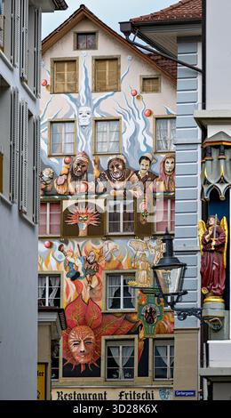 Farbig bemalte Fassade des fritschi-Hauses, Teil der jährlichen fasnacht in Luzern, Schweiz Stockfoto