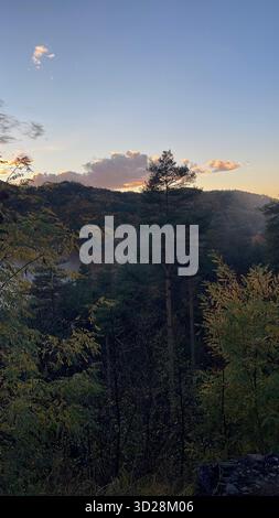 Herbstliche Berglandschaft am Grenzübergang Makaza zwischen Griechenland und Bulgarien in Ostthrakien. Nebelblick am Morgen auf bewaldete Hügel. Stockfoto