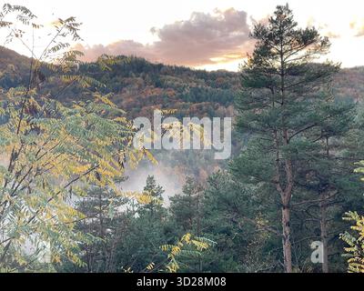 Herbstliche Berglandschaft am Grenzübergang Makaza zwischen Griechenland und Bulgarien in Ostthrakien. Nebelblick am Morgen auf bewaldete Hügel. Stockfoto