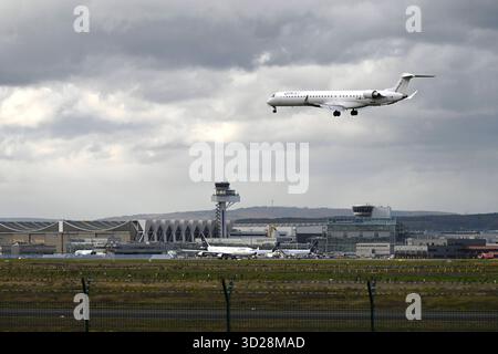 Eine Mitsubishi CRJ-1000 von Cityjet landet auf dem Frankfurter Flughafen Standort: Spotterpunkt Zeppelinheim am Frankfurter Flughafen Fraport 23.10.2025 in Frankfurt, *** A Mitsubishi CRJ 1000 from Cityjet landet am Frankfurter Flughafen Standort Spotterpunkt Zeppelinheim am Frankfurter Flughafen Fraport 23 10 2025 in Frankfurt, Stockfoto