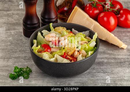Leckerer caesar-Salat mit Garnelen und Eisberg Stockfoto