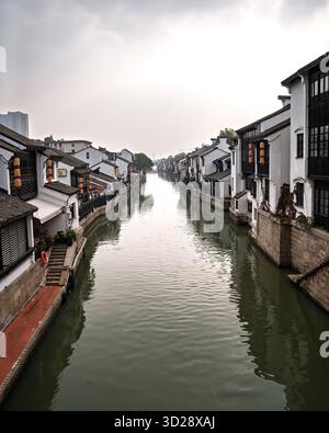 Kleiner Fluss in der Nähe der antiken Stadt in Wuxi, China. Stockfoto