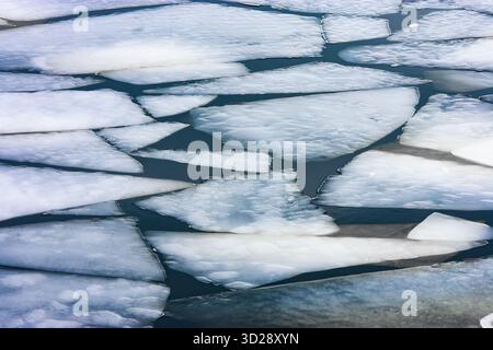 Eisplatten, die im Winter auf dem gefrorenen Oneida-See schwimmen Stockfoto