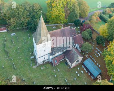 Luftaufnahme der denkmalgeschützten St. john the baptist Kirche in Findon in West sussex aus dem 11. Jahrhundert Stockfoto