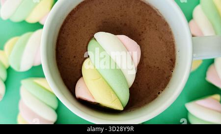 Heiße Schokolade mit buntem Marshmallow Stockfoto