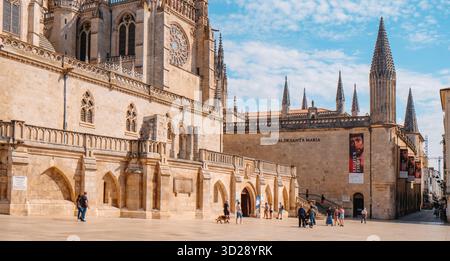 Burgos, Spanien - 13. Juli 2025: Südfassade der Kathedrale von Burgos mit Rosenfenster, Zinnen und Zugang zum Portico del Sarmental, Meisterwerk Stockfoto