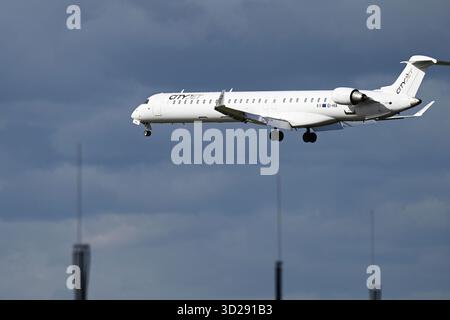 Frankfurt. Oktober 2025. Ein Cityjet Mitsubishi CRJ-1000 landet am Frankfurter Flughafen. Ort: Spotterpoint Zeppelinheim am Flughafen Frankfurt (Fraport), 23. Oktober 2025 in Frankfurt. Quelle: dpa/Alamy Live News Stockfoto