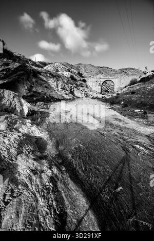 Monochromer Bogen und River Flow Stockfoto