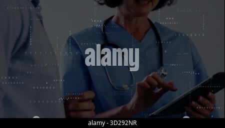 Klopfpfpflegerin mit blauen Peelings mit Stethoskop und Tablette in der Klinik, Binärcode-Overlay Stockfoto