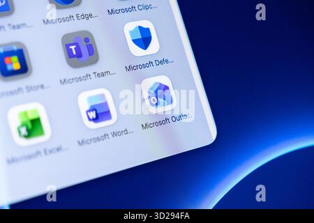 Posen, Polen – 16. Oktober 2025: Microsoft Outlook-App mit Teams und Word, auf einem digitalen Bildschirm dargestellt, die die Funktionen der Microsoft 365 Suite demonstriert Stockfoto