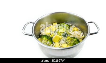 Brokkoli und Kartoffeln rohe Zutaten im Topf zum Kochen vorbereiten Stockfoto