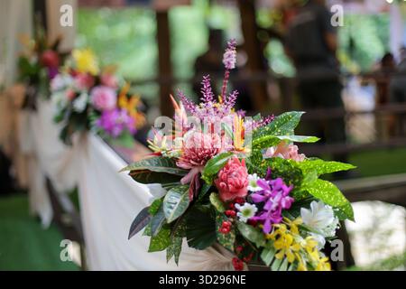 Eine Vielzahl von Blumensträußen in verschiedenen Farben, die als Dekoration für Veranstaltungen verwendet werden, sind schön und hell bei Veranstaltungen, mit Platz für Nachrichten. Stockfoto