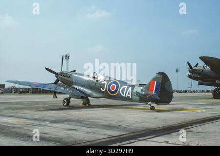 Das Oldtimer-Kampfflugzeug Supermarine Spitfire wurde von R J Mitchell entworfen und von Rolls Royce Merlin angetrieben, fotografiert hier 1977 im RAF Valley in Anglesey, Nordwales, Großbritannien Stockfoto