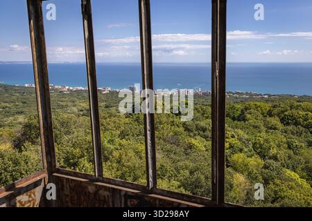 Luftaufnahme vom Feuerturm des Naturparks Golden Sands an der bulgarischen Schwarzmeerküste in Bulgarien, Golden Sands Resort im Hintergrund Stockfoto