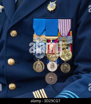 Wellington Barracks, London, Großbritannien. Oktober 2025. 1914 feierliche Einweihung der Sikhs-Marschtruppe, die Tausenden von Sikh-Soldaten gewidmet ist, die im Ersten Weltkrieg und darüber hinaus dienten und in authentischen Sikh-Infanterie-Uniformen des Ersten Weltkriegs gekleidet waren, komplett mit zeitgetreuem Lee-Enfield-Gewehr. Die Truppe ist bestrebt, ihren Dienst, ihre Opfer und ihr Vermächtnis für neue Generationen am Leben zu erhalten. Die volle zeremonielle Parade findet bei starkem Regen mit der Band of the Irish Guards statt. Bild: Besuch des Militärs im Publikum. Kredit: Malcolm Park/Alamy Stockfoto